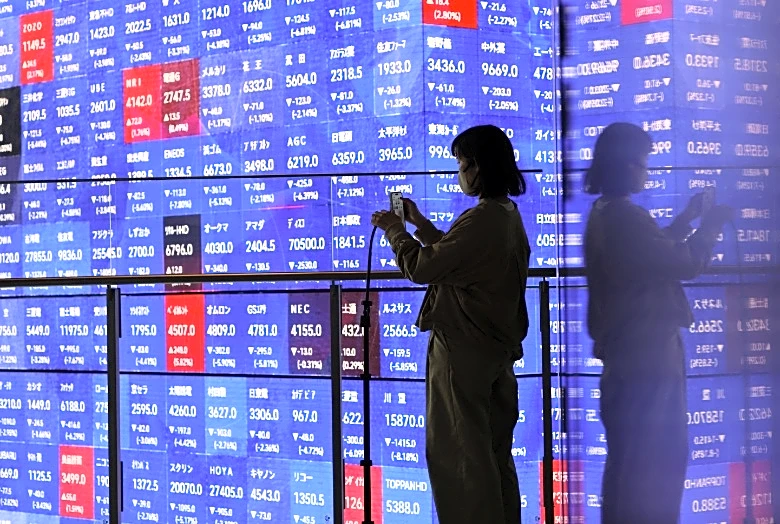Asian stocks dip as Brent holds above $100, yields near 2023 peak