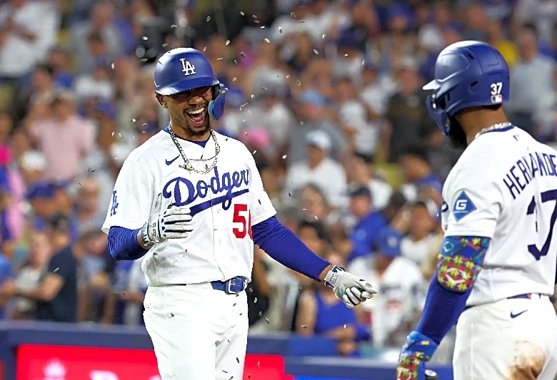 Dodgers demolish Reds to complete sweep, run winning streak to 7 games