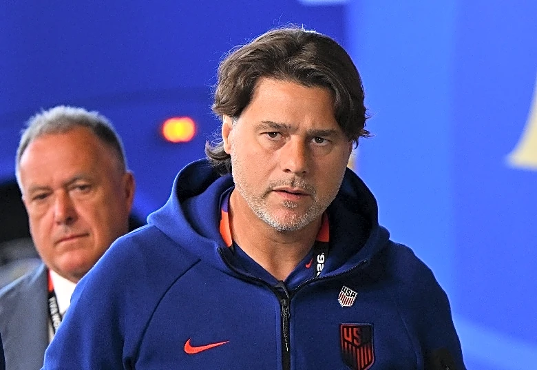 Soccer-Spurs should be awarded 2016-17 title after Chelsea broke rules, says Pochettino