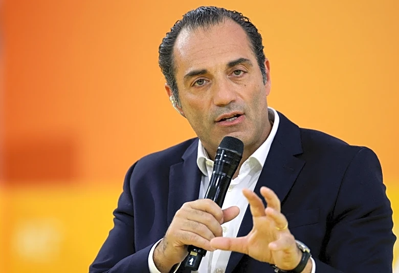Stellantis CEO highlights diverging US and global strategies