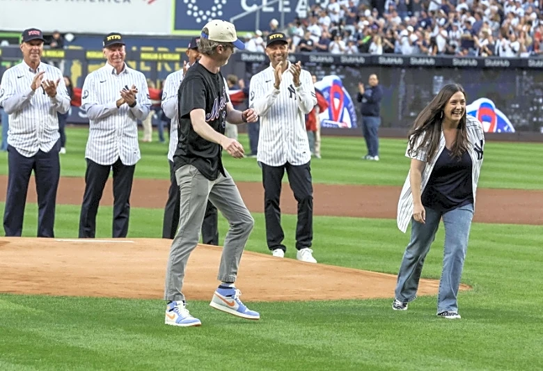 After losing her father on 9/11, a young Yankees fan built an unbreakable bond with Derek Jeter