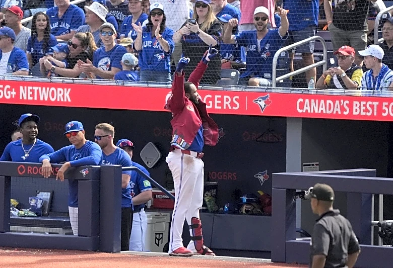 Solo shot -- Vladimir Guerrero Jr. finally goes deep in Toronto