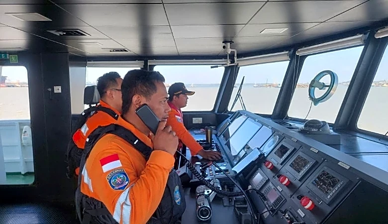 Indonesia rescuers battle turbulent seas in search for 129 people after passenger ship capsizes