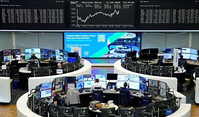 European shares slip as AI slowdown call hits tech, oil surge weighs