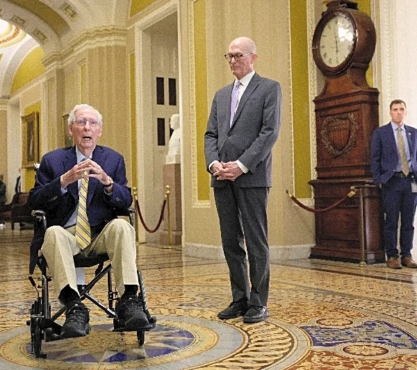 A frail-looking McConnell returns to the US Senate after three-month absence