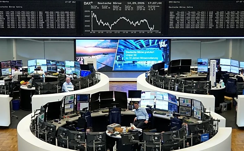 European shares slip as banks drag, oil-driven inflation fears weigh