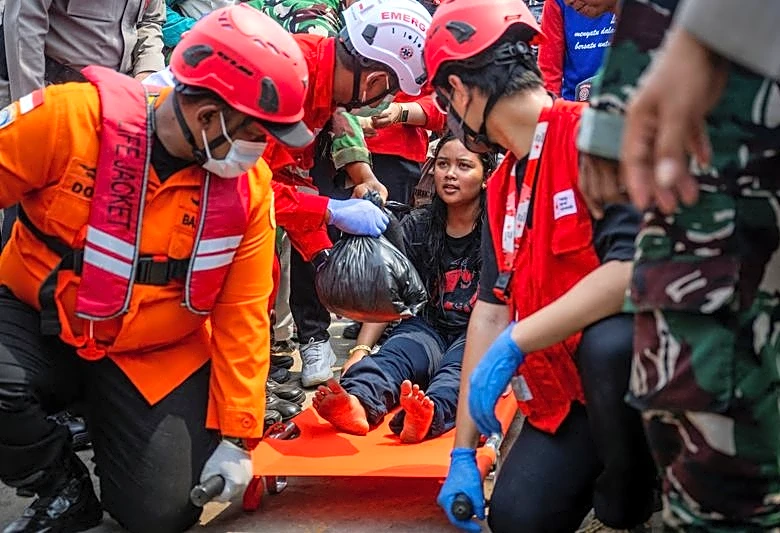 Families desperate for news as 129 still missing four days after capsize of ship in Indonesia's Java Sea