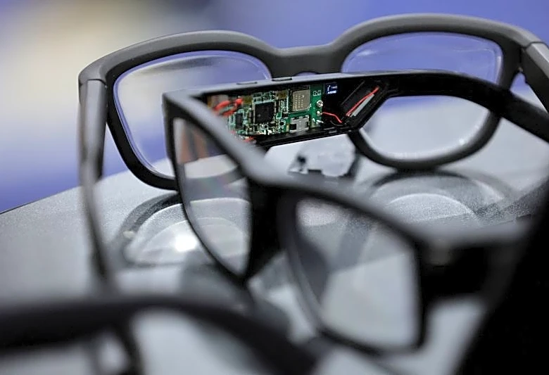 Australia considers banning the use of smart glasses in government buildings