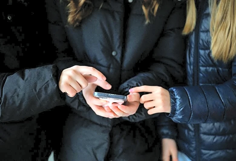 EU Commission proposes under-13s social media ban