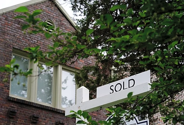 US pending home sales unexpectedly rise in August, trend remains weak