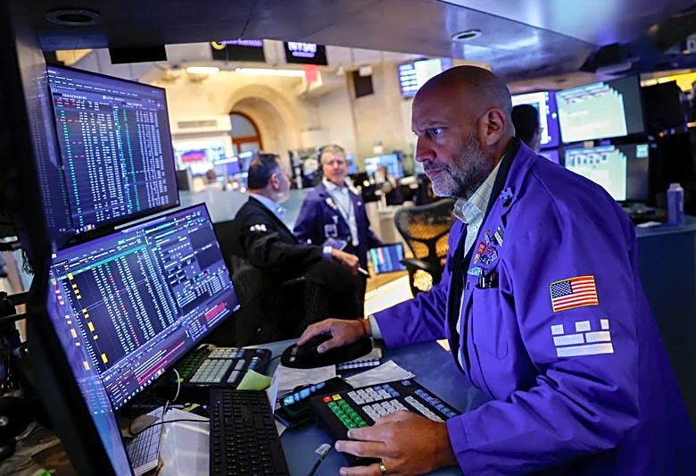 Trading Day: Lower oil, yields boost stocks