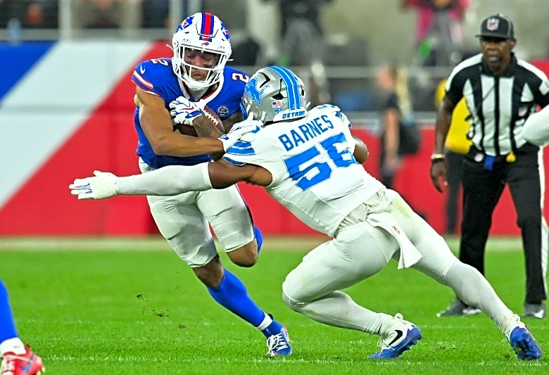 Bills WR DJ Moore exits with shoulder injury