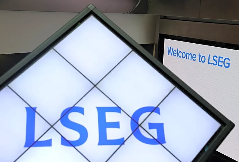 London's FTSE 100 retreats as banks, energy weigh but eyes weekly rise