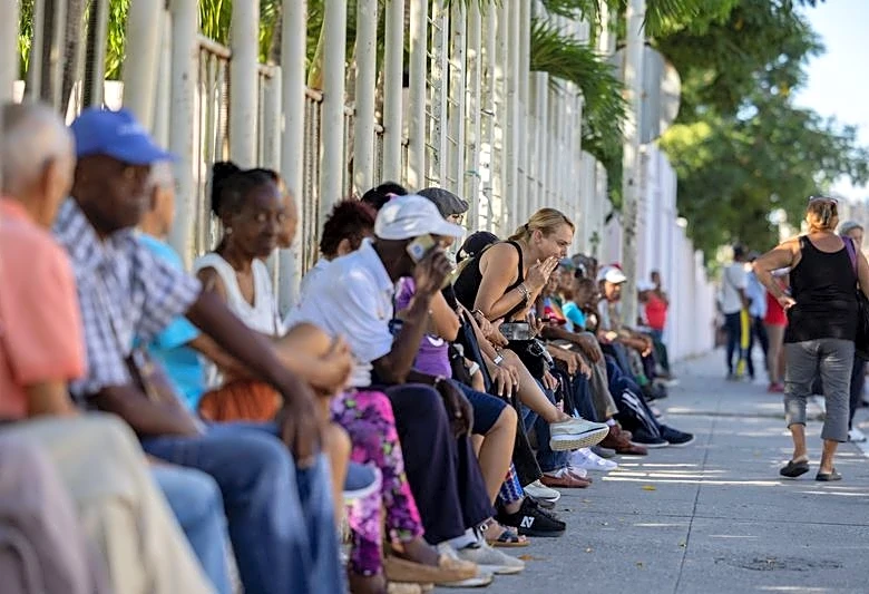 As lines grow at banks, Cuba tiptoes away from communism but stability seems distant