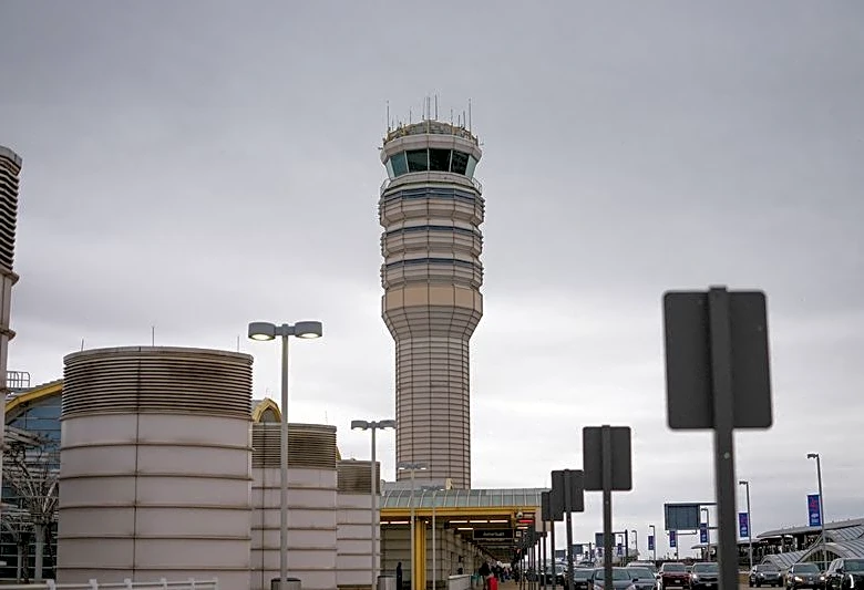 US aircraft communications with FAA 'incredibly insecure,' senator says