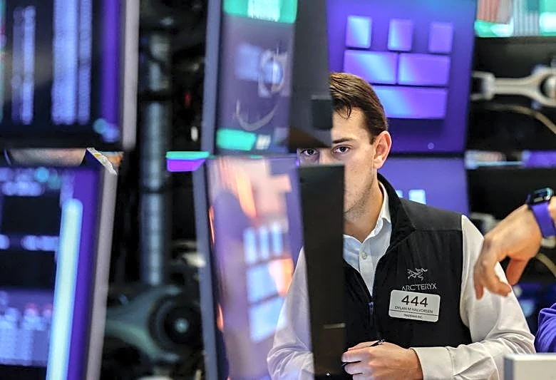 Wall St futures pause after AI rally, focus on Mideast tensions
