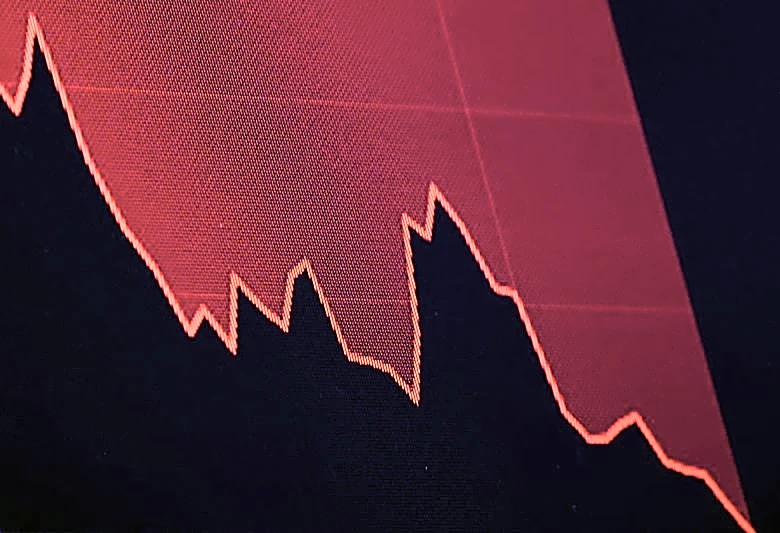 Financial stocks fall with AI and flattening yield curve in focus