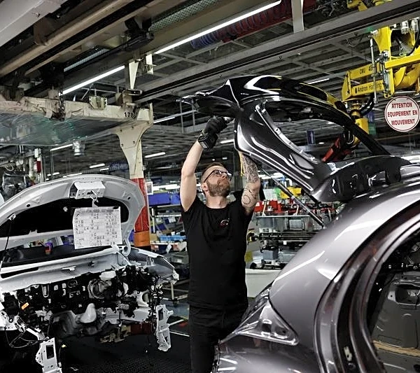 France private sector returns to growth at fastest rate in 25 months, PMI shows
