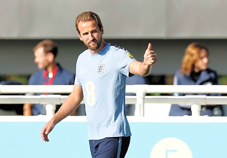 Soccer-Kane considers NFL kicking career after soccer