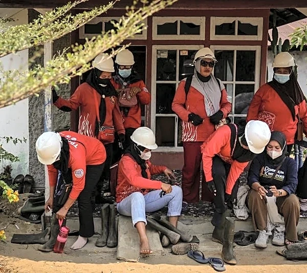 The women volunteers of Borneo battling worst wildfires in 11 years