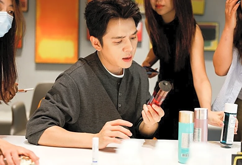 China's 'Lipstick King' confronts slower growth, AI disruption in livestream shopping