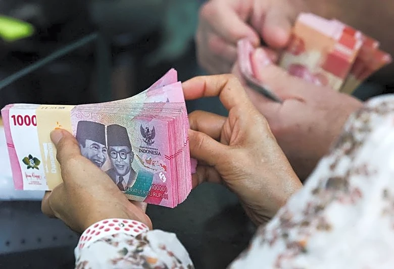 Rupiah heads for biggest weekly fall since May on higher US yields, firm dollar