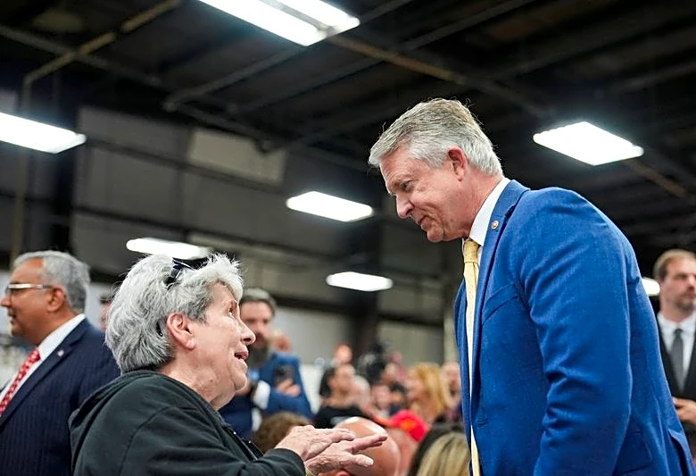 Rush of money, campaign stops show Republicans feel vulnerable in Iowa, Kansas