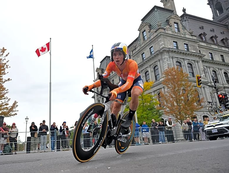 Cycling-Vollering edges rival Niewiadoma-Phinney for road race world title
