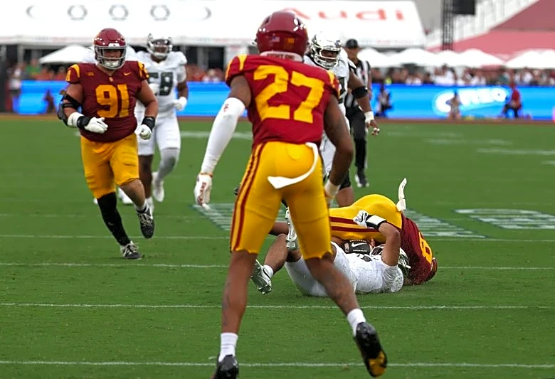 Oregon QB Dante Moore sustained concussion on late hit vs. USC