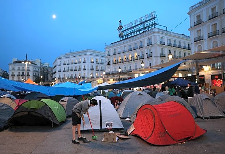 Madrid housing protests enter third day after pensioner's eviction