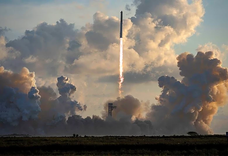 SpaceX's Starship reaches orbit despite engine issue
