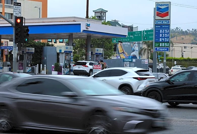 White House weighs red-dyed diesel tax relief to lower fuel prices