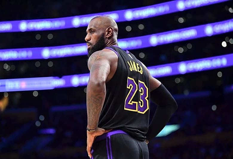 NBA-LeBron soaks in the brotherly love in Philly media debut
