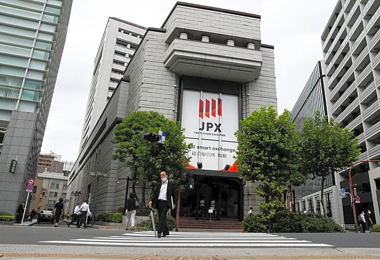 Stocks wobble as bonds slump to monthly loss