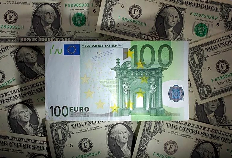 Analysis-Euro's dollar resilience faces energy price, political risk tests