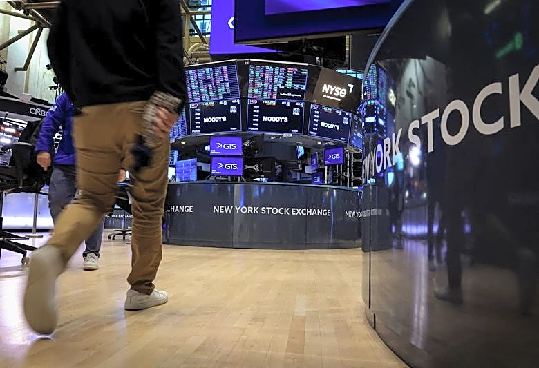 US stock futures flat as tech bounce meets crude-driven caution