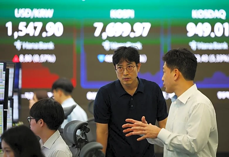 South Korean shares end nearly 2% higher on record chip exports