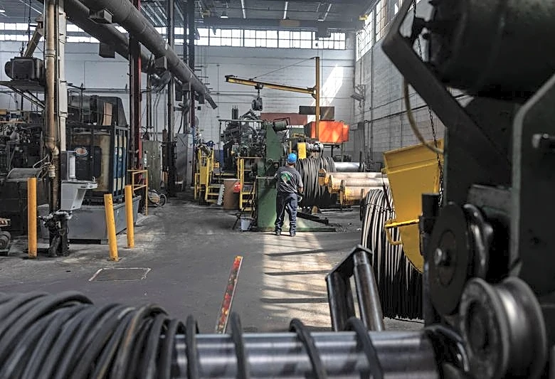 Canadian factory PMI hits six-month low in September on trade frictions