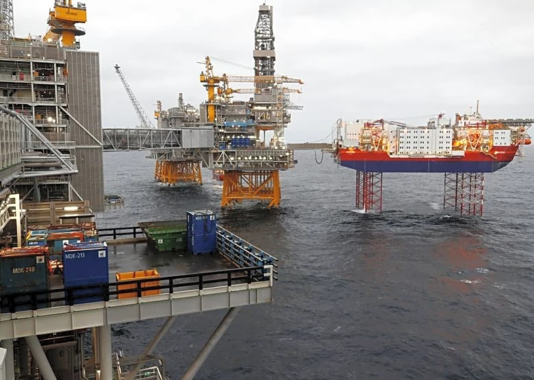 Oil rises slightly as market weighs mixed supply signals