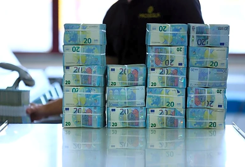 Dollar heads for fourth straight weekly gain versus euro