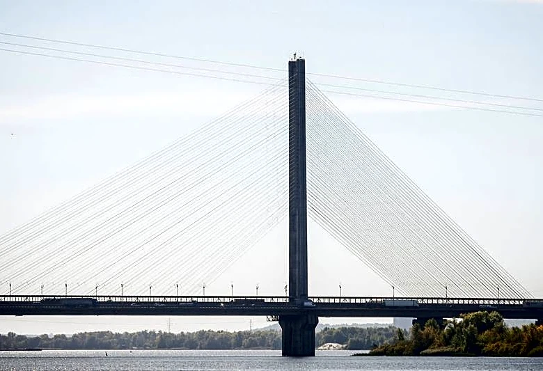Russian airstrikes choke bridges across Dnipro River in Kyiv