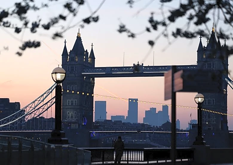 UK services firms suffer surge in costs, raise prices, PMI shows