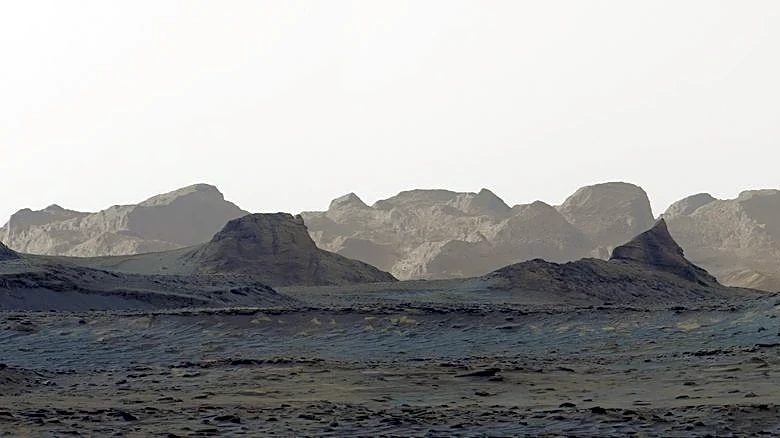 NASA rover takes striking image of dawn's early light on Mars