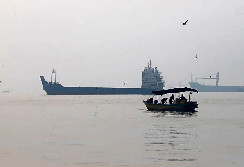 Attacks on tankers in Hormuz hit highest of any week since start of Iran war, sources say