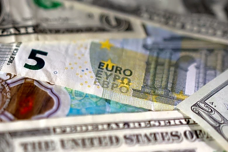 Analysis-Europe's woes give dollar bulls fresh reason to press on