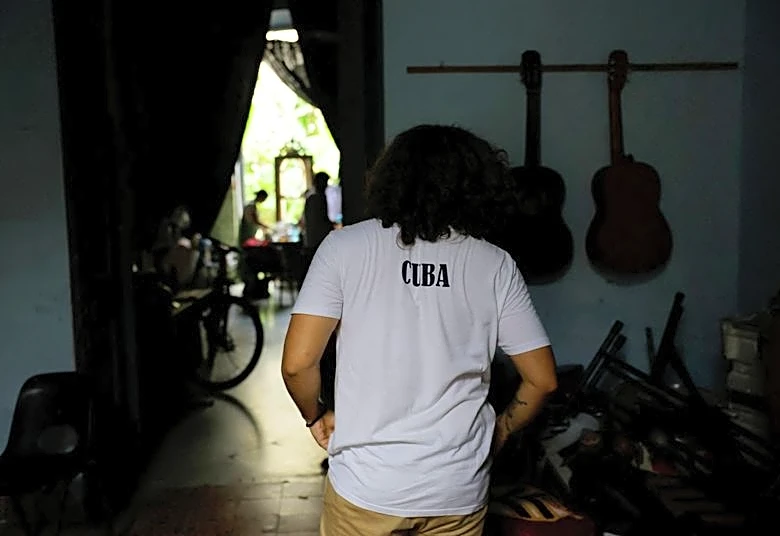 Cuban actors insist the show must go on despite blackouts
