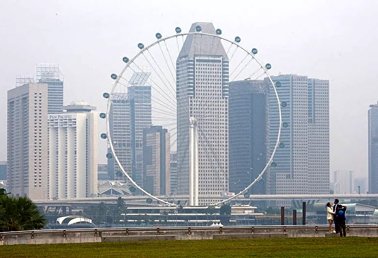 Motor racing-Singapore Grand Prix entertainment may be curbed if haze worsens, FIA says