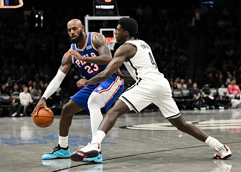 LeBron James scores 10 points in 76ers preseason debut