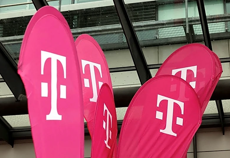 SpaceX spectrum deal sends Deutsche Telekom shares falling 7%