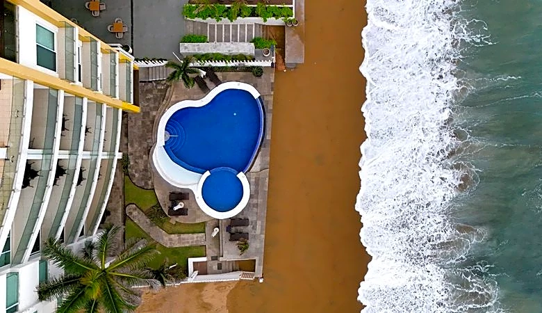 Hurricane Simon strengthens to Category 4 off Mexico coast
